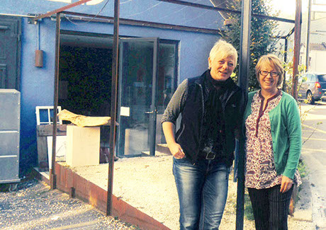 Gesche und Gertrud vor der Galerie